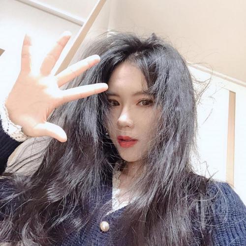 Hello잘있죠모두? There is no posting tomorrow... ☹️I’m sorry again! and what sort of video do you want me to post for next week? Cover or Vlog video??I’ll make a poll on YouTube community tomorrow❤️